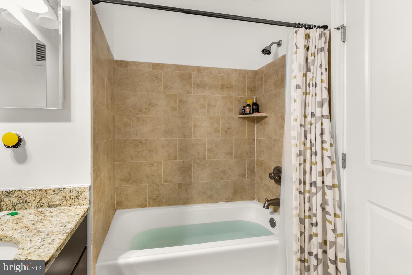 NAVAL SQUARE - Residential Lease