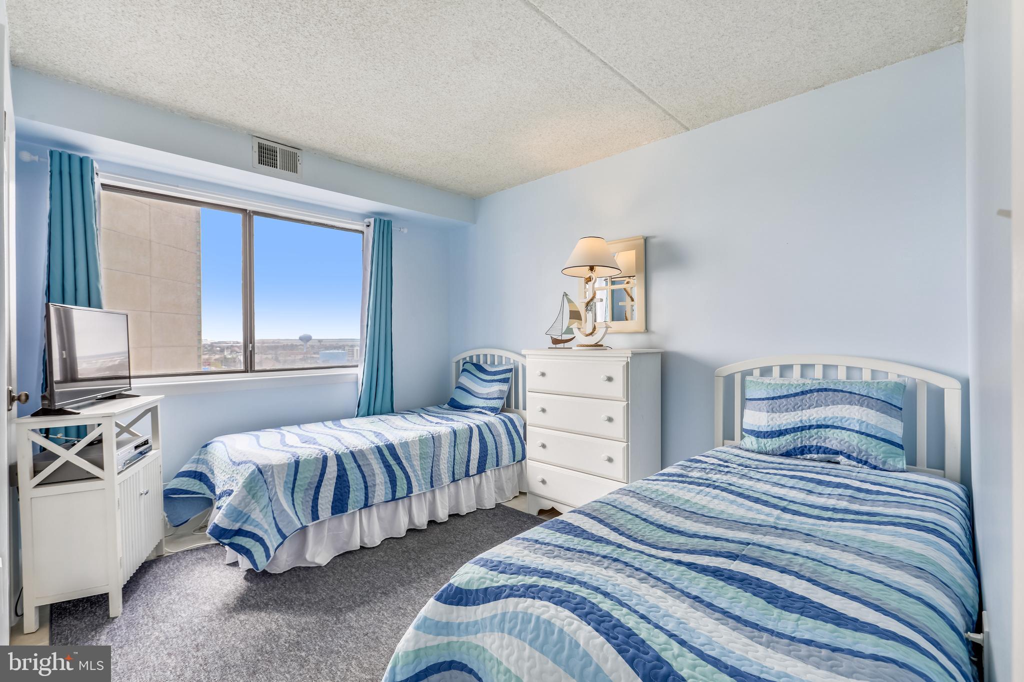 "WILD WAVE" - Residential