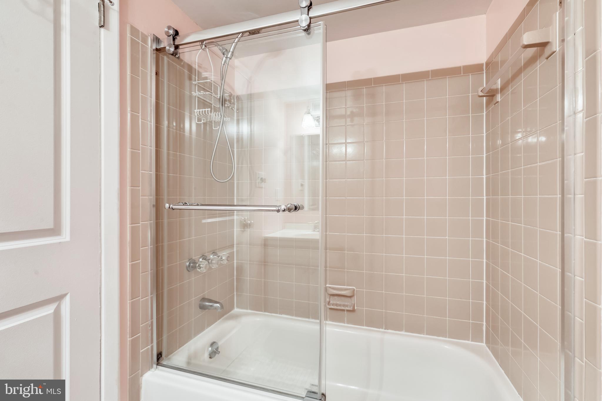 "WILD WAVE" - Residential