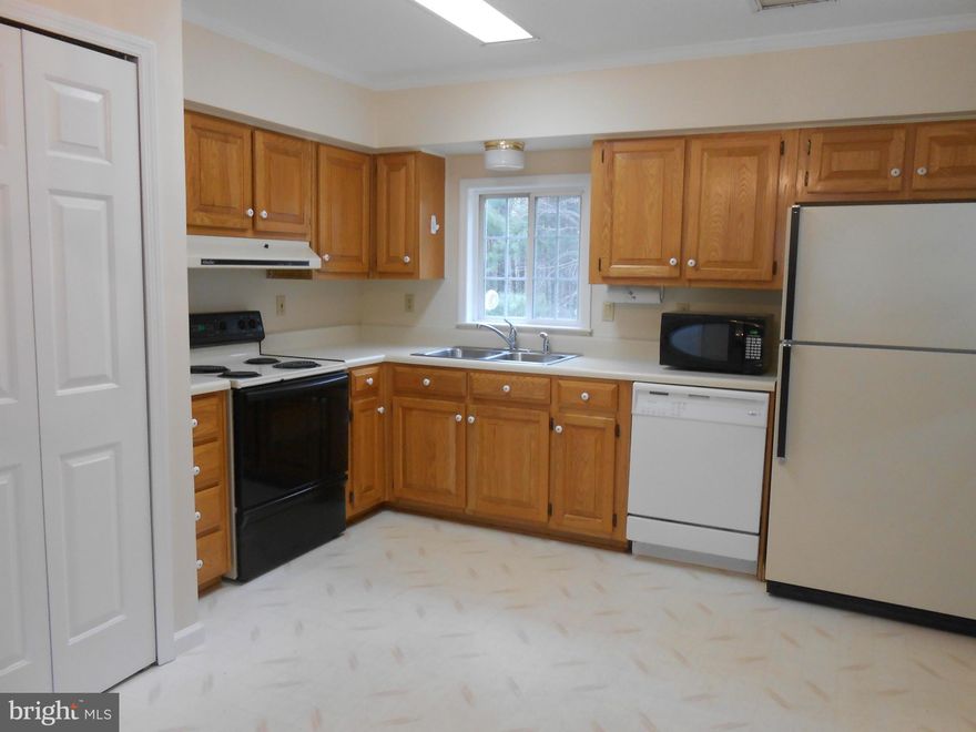 VERy VERy neat and clean duplex/Rambler in downtown Hollywood!!  2 bedroom 1 full bath. Pets case by case. Excellant credit is a must!! Great location and yard.