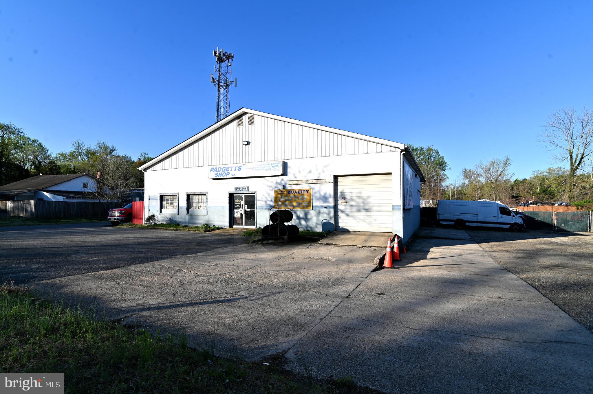 Main image without alt text