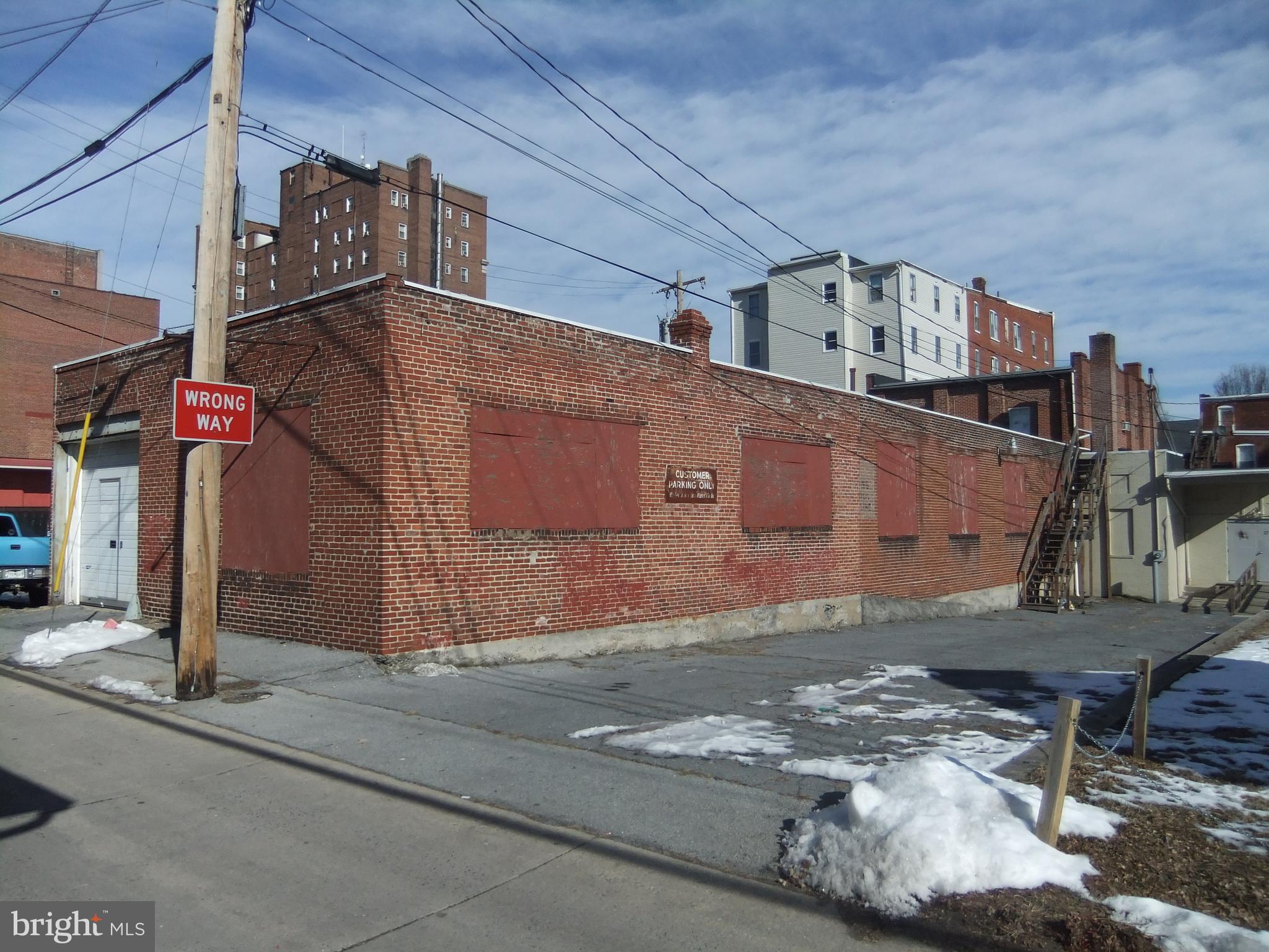 Main image without alt text