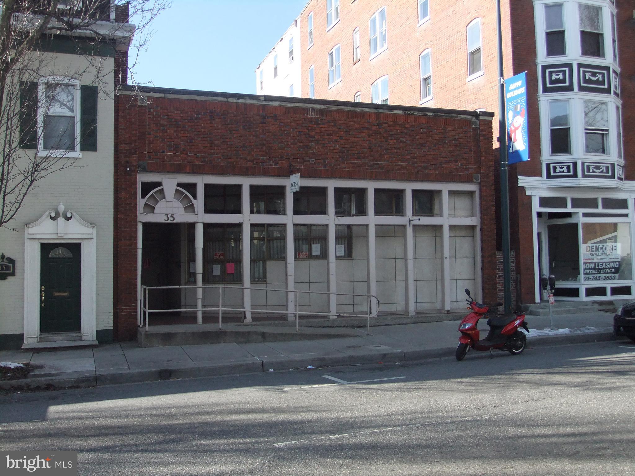 Main image without alt text