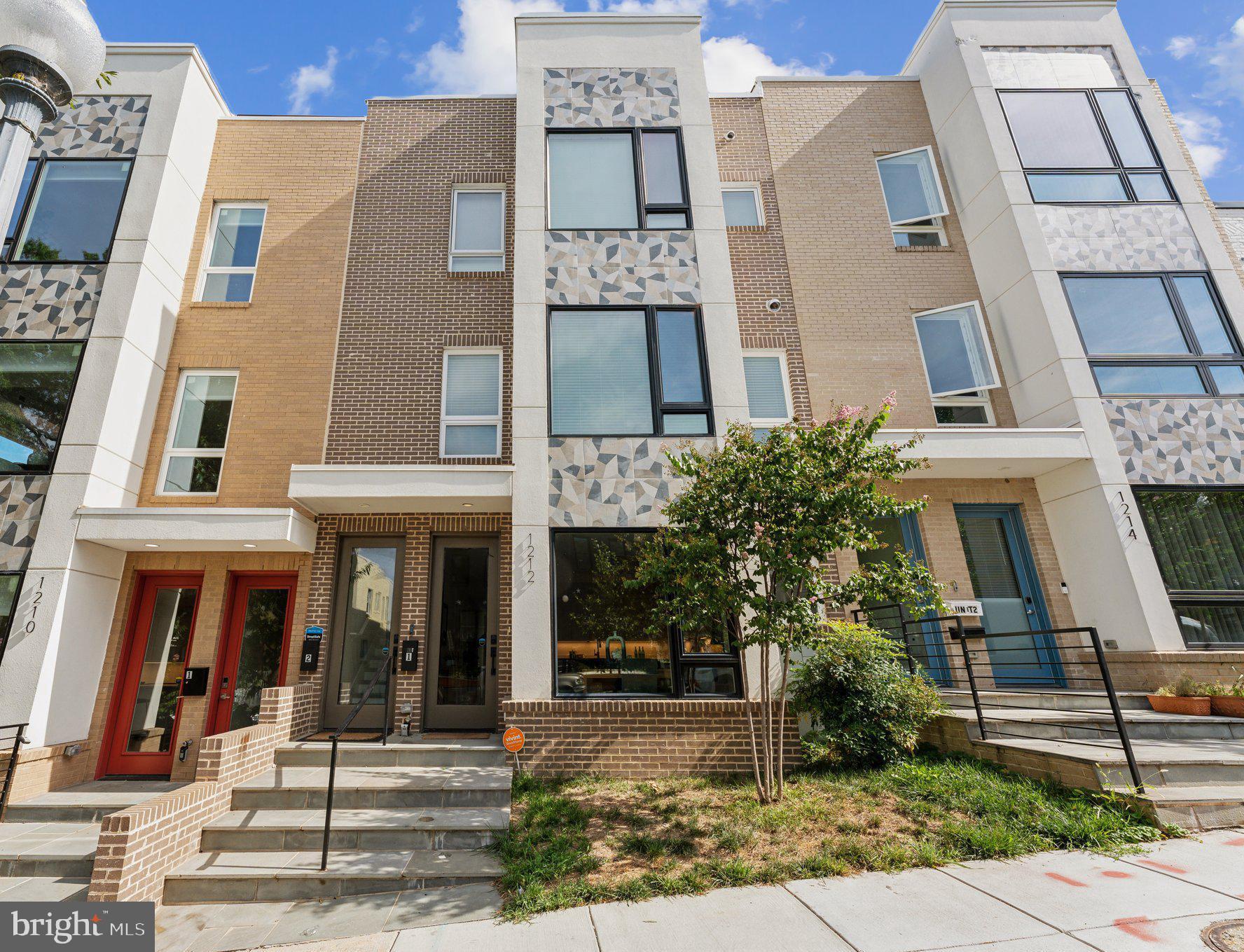 1212 QUEEN STREET NE 1