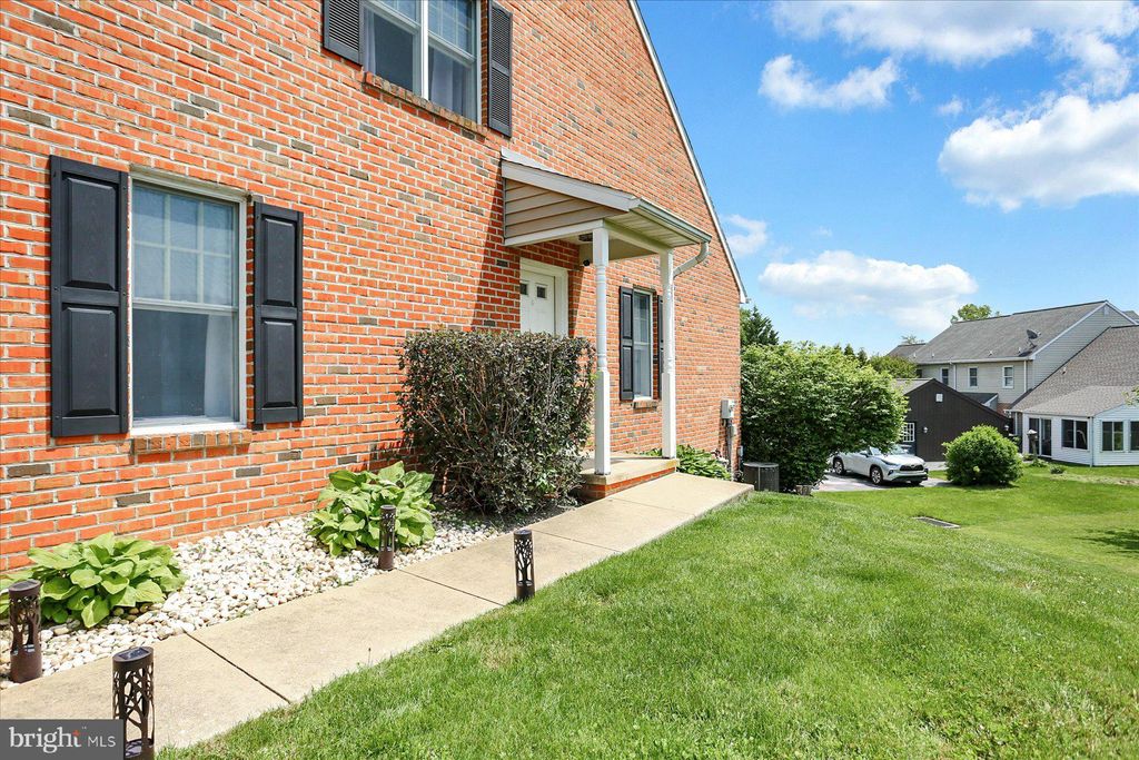 Photo of 27 GEORGETOWN CT, MOUNTVILLE, PA 17554 (MLS # PALA2034776)