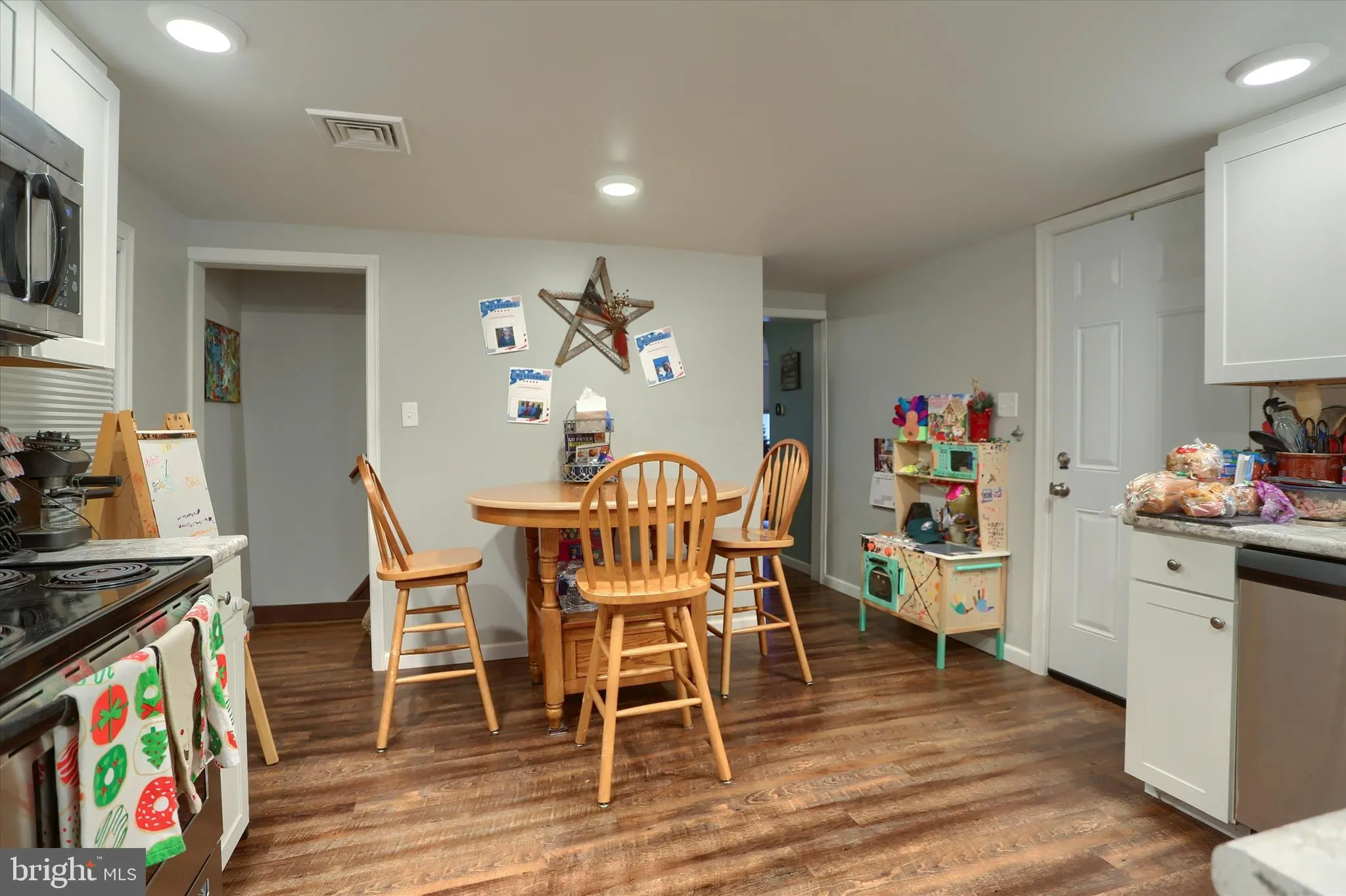 Mechanicsburg, Pennsylvania 17055, United States, 4 Bedrooms Bedrooms, ,2 BathroomsBathrooms,Residential,Pending,250837