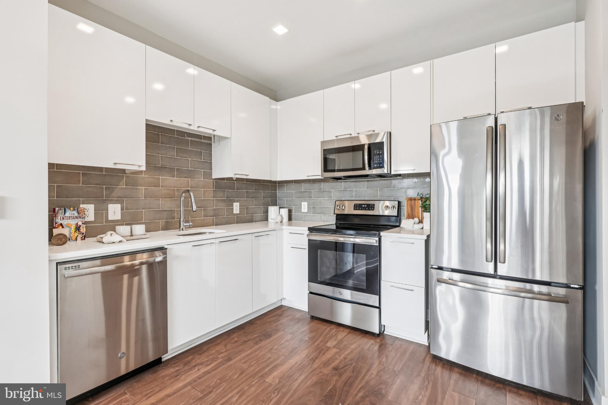 TRAFALGAR FLATS - Residential