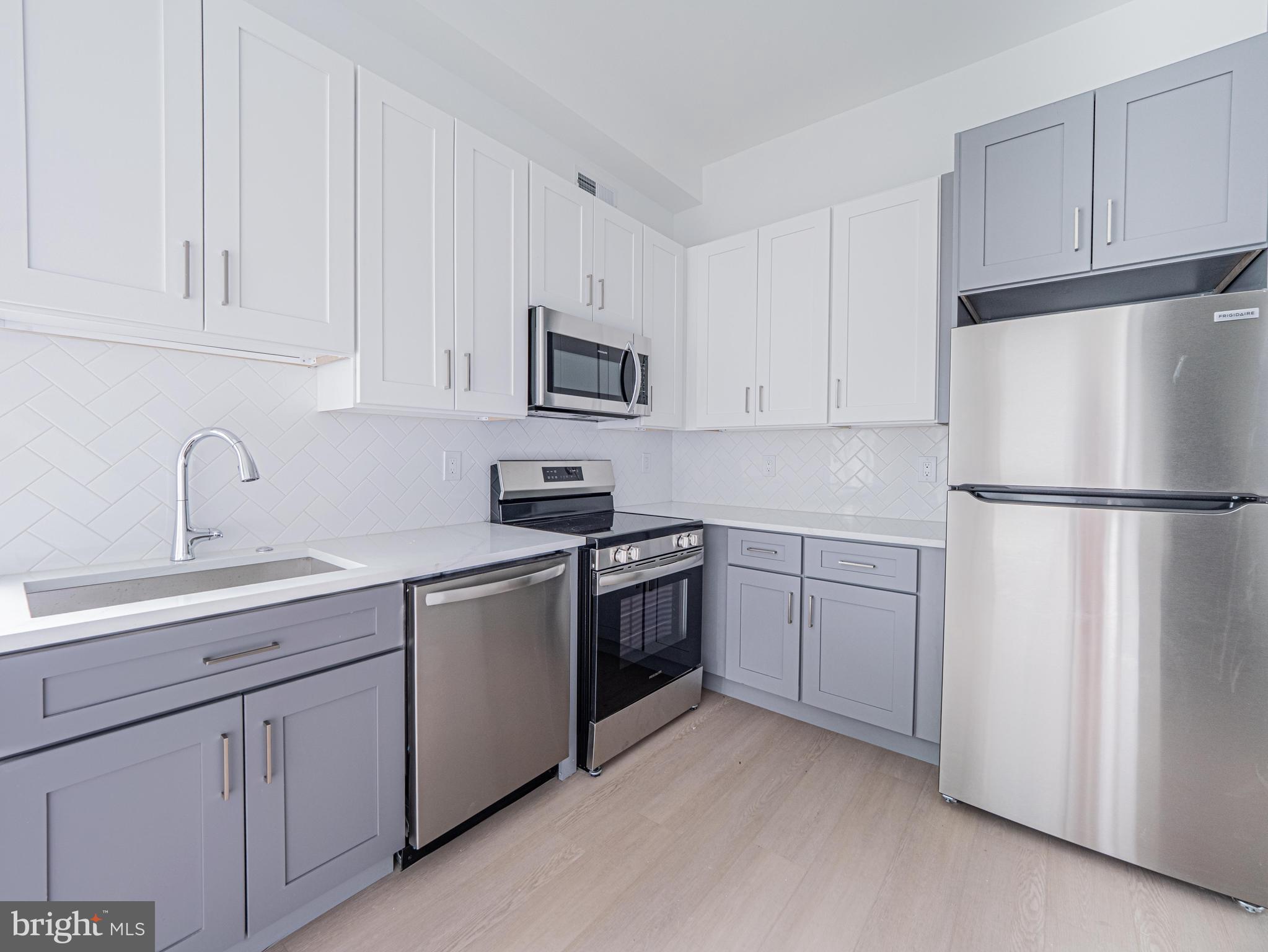 2403-2407 W THOMPSON STREET 8