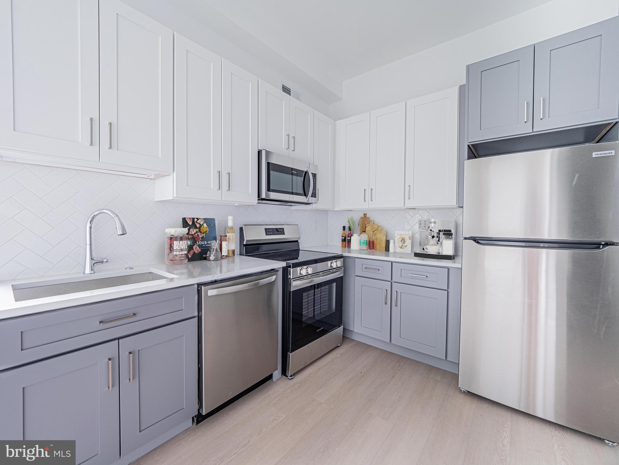 2403-2407 W THOMPSON STREET 8