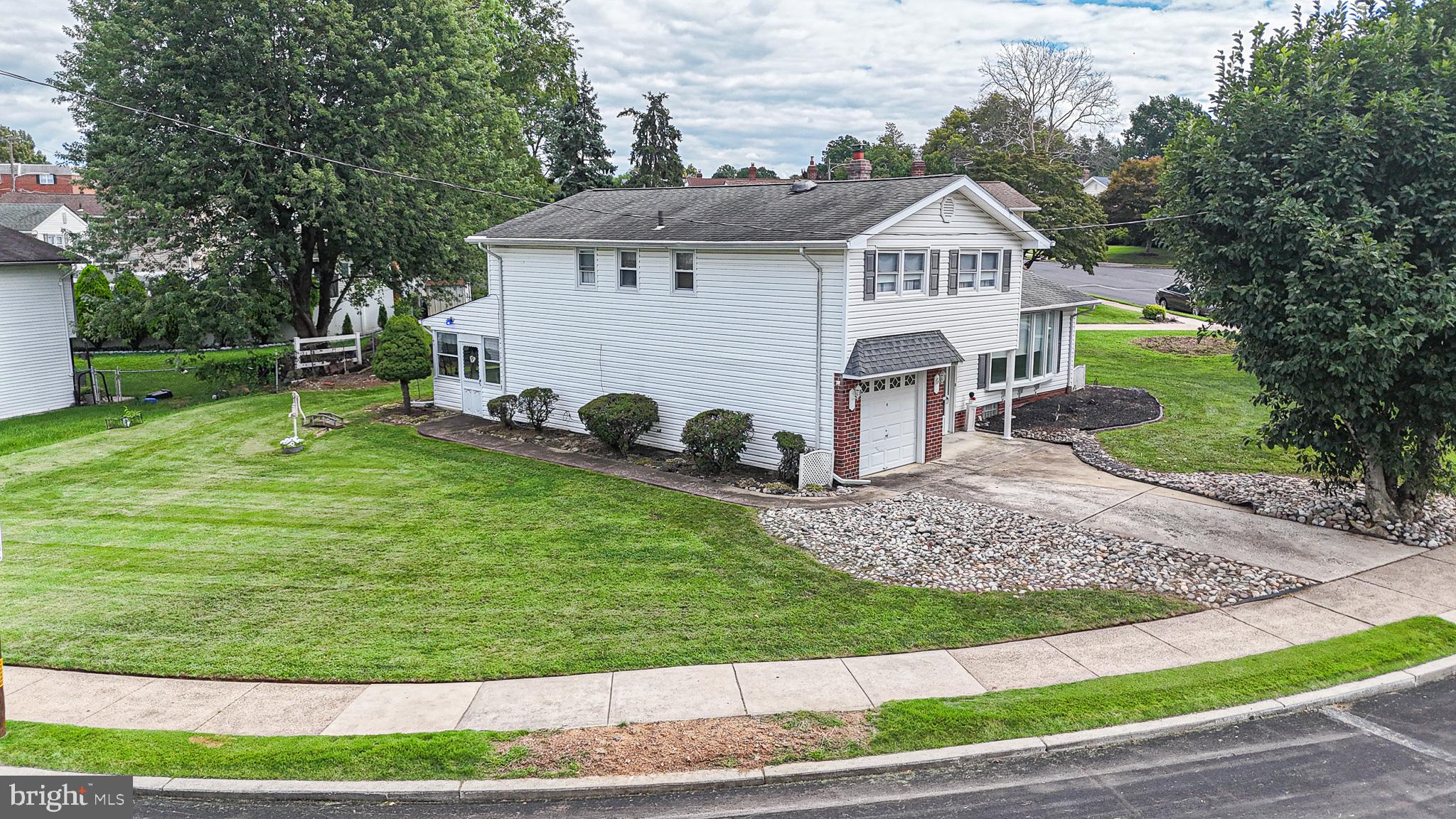 1103 HEDGEROW LANE