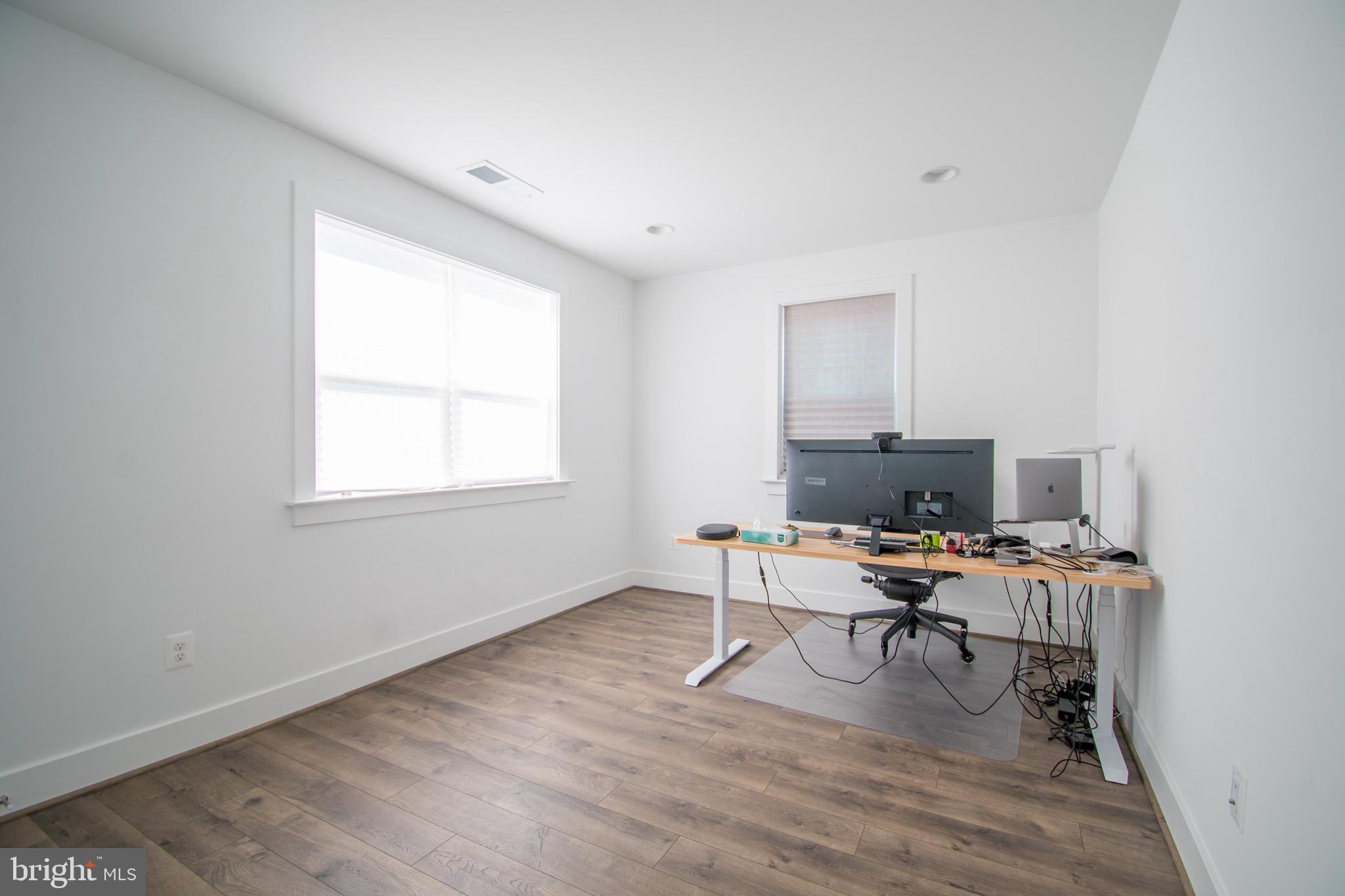 TOWER OAKS - Residential Lease