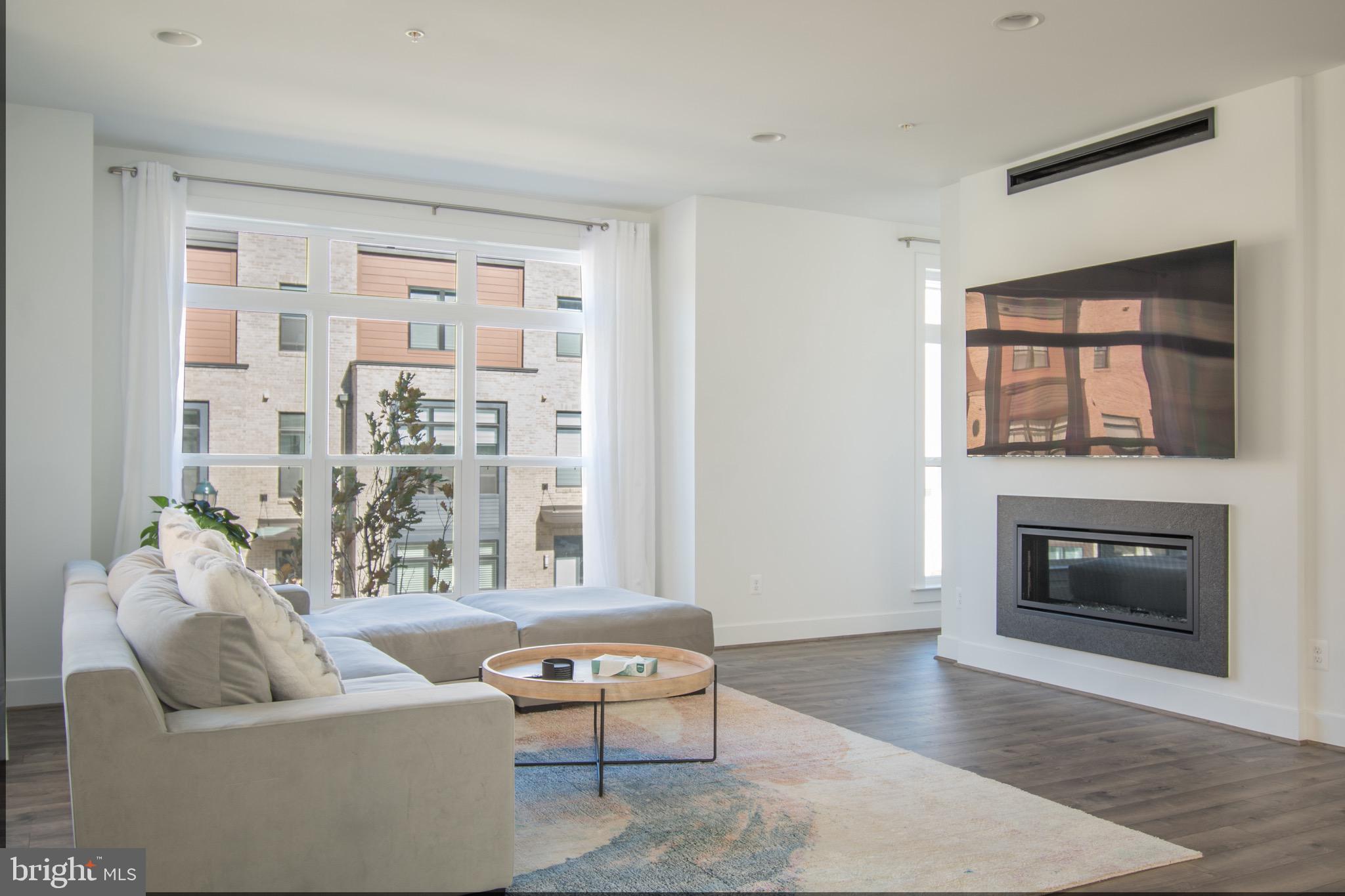 TOWER OAKS - Residential Lease