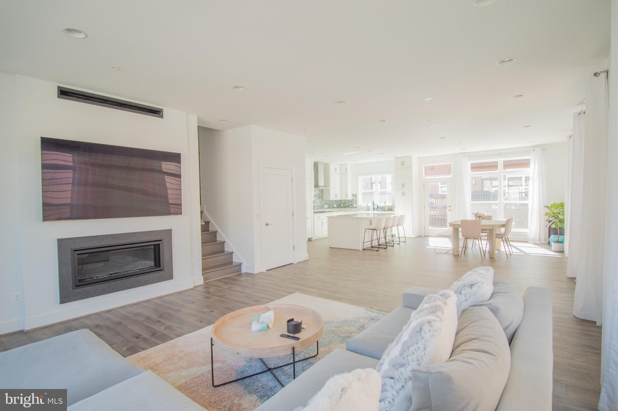 TOWER OAKS - Residential Lease