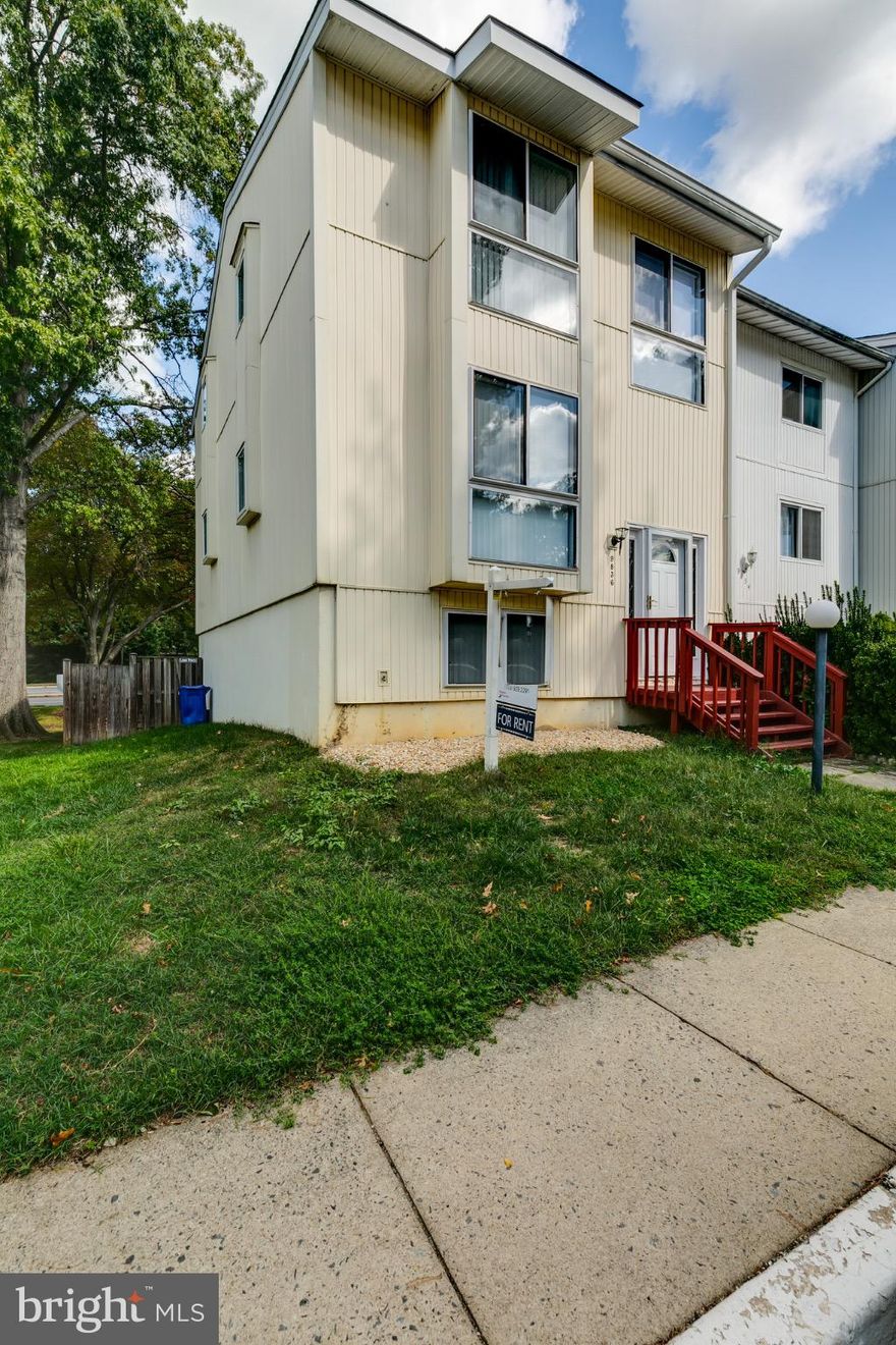 Contemporary End-of-Row Townhouse located in the Randall Valley North community
Over 2,000 sq. ft. of inviting living space
Spacious dining area with upgraded countertops — ideal for entertaining or casual dining
Fully finished basement with walkout entrance, perfect for a home office or recreation room
Includes an extra room and full bathroom in the basement
Modern appliances: dishwasher, electric oven/range, and in-unit laundry
Private deck — perfect for morning coffee or evening relaxation
Fenced backyard featuring a brick-layered, low-maintenance patio
Two assigned parking spaces
Available for lease starting November 15, 2025
Flexible lease terms: 12 to 24 months
Rent includes: HOA fees, parking, and snow removal
Excellent schools:
Mosaic Elementary School
Thoreau Middle School
Oakton High School
Convenient location — minutes from Rt 66, I-495, Chain Bridge Rd, Maple Ave, and Tysons Corner