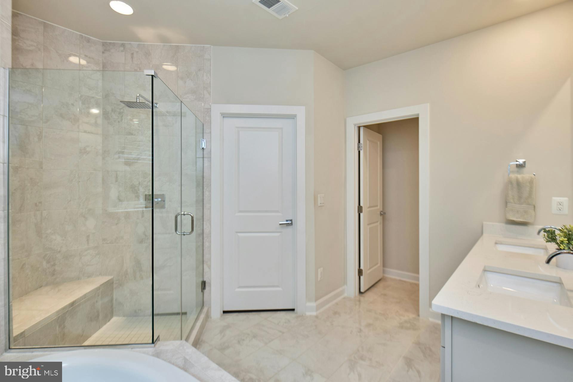 METRO ROW - Residential Lease