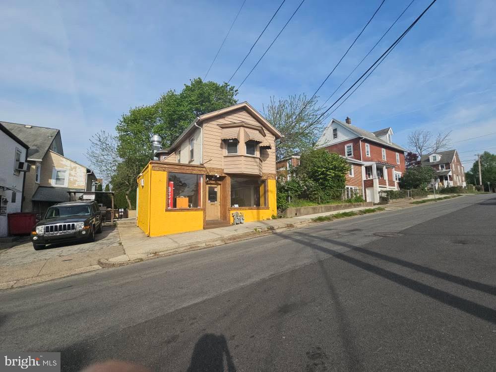 Great opportunity for a prime location rental now available. 107 e county line unit 2, offers 2 bedrooms 1 full bath with tub, a good size living room and spacious kitchen.
