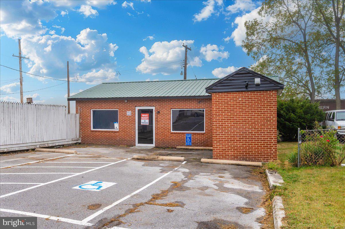 Main image without alt text