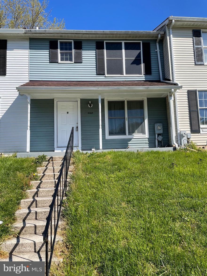 Enjoy a comfortable, fully renovated home. A brand-new kitchen and a gorgeous patio! The community is welcoming and great for kids. Convenient to shopping and commuting routes and ready for you to make it your own. Don't miss out!!!