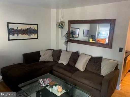 Philadelphia, Pennsylvania 19130, United States, 3 Bedrooms Bedrooms, ,3 BathroomsBathrooms,Residential,Active,99415