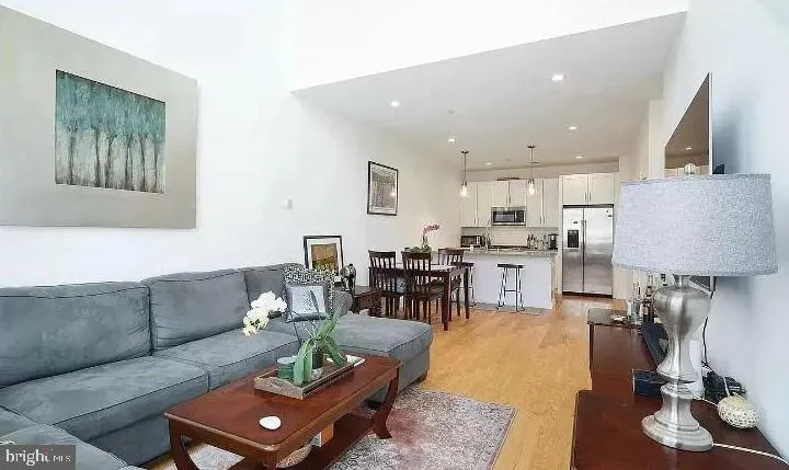 Philadelphia, Pennsylvania 19130, United States, 3 Bedrooms Bedrooms, ,3 BathroomsBathrooms,Residential,Active,99415