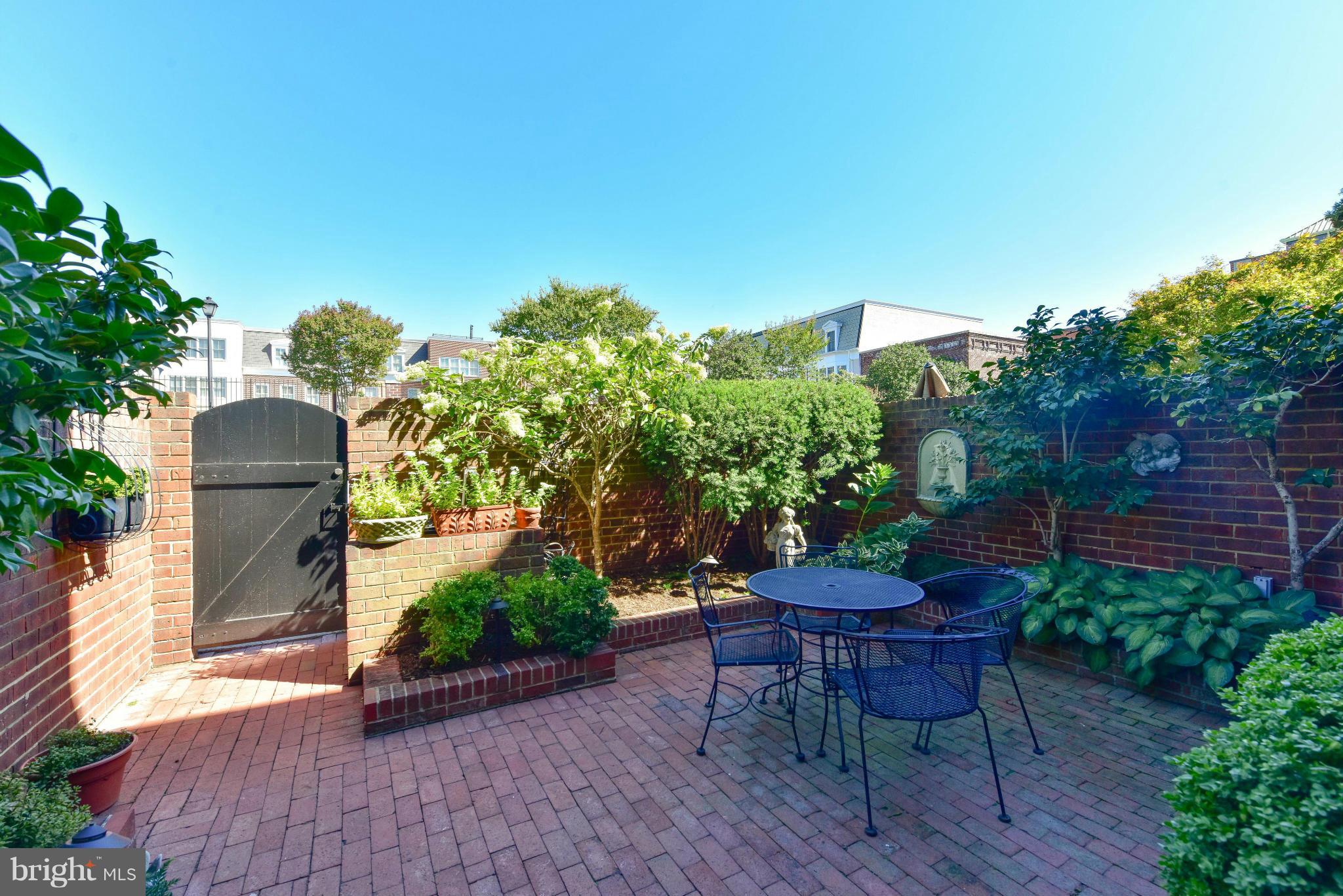 CAMERON MEWS - Residential Lease