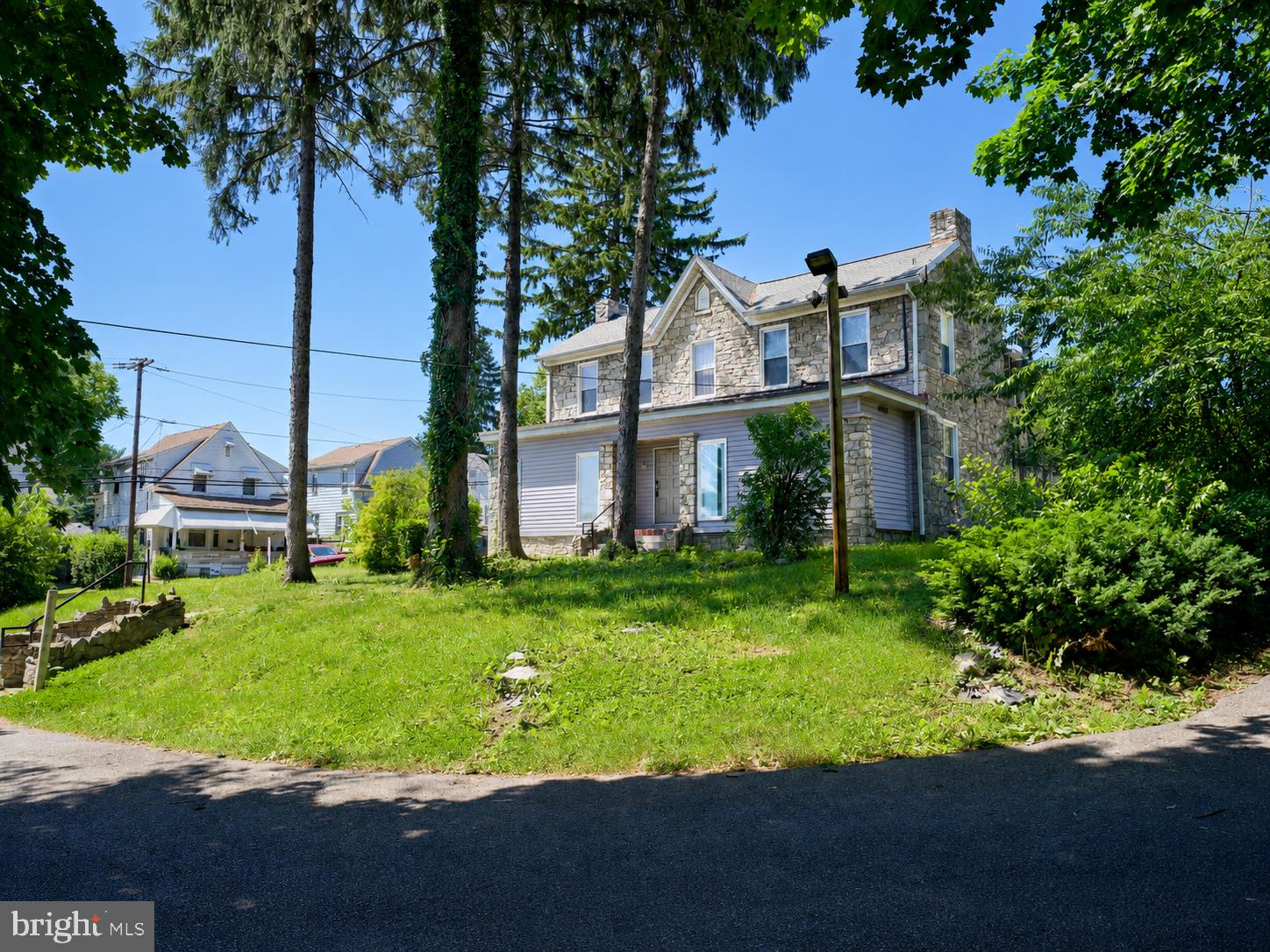 2600 WOODLAWN STREET