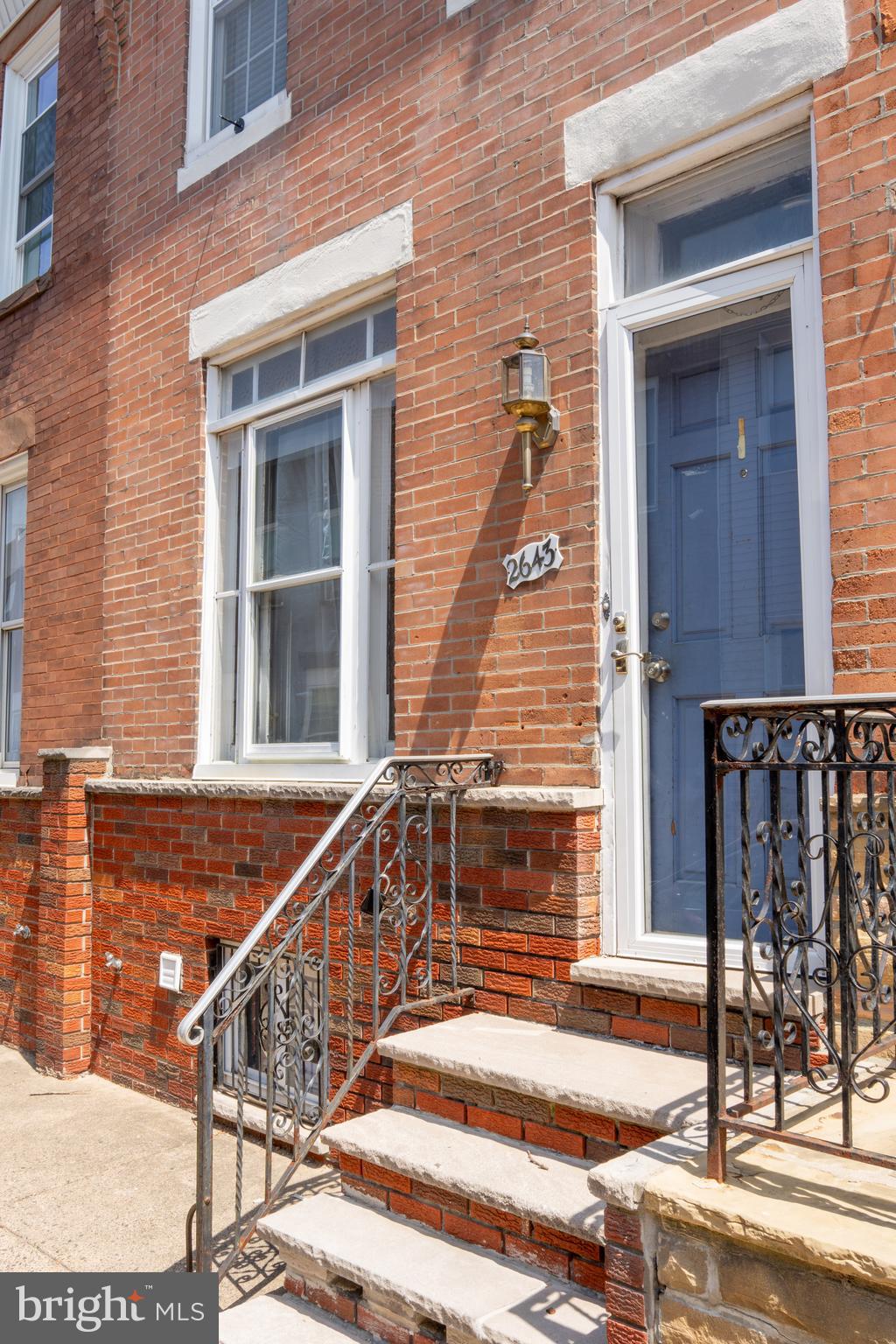 This cozy three bedroom has plenty to offer. Needs some TLC. Hardwood floors throughout upper floors and living room and dining room. Plenty of storage. Very Transit oriented. 1/2 block to the Oregon subway line giving easy accessibility to Center City and back. Close to the Stadiums and easy access to Walt Whitman Bridge,I95,I76 and the airport. Marconi Plaza is a half a block away and so is Pop's water ice. Set your appointment today. This won't last long.