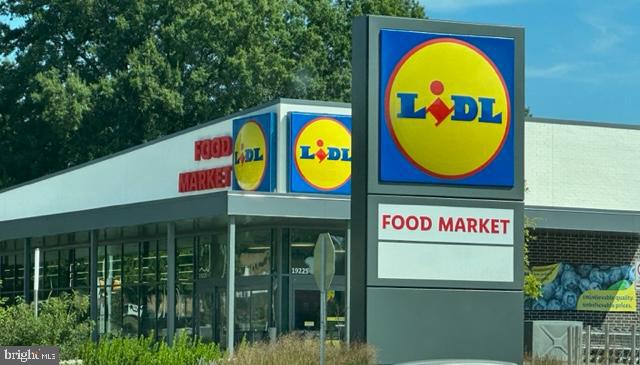 CENTER COURT - Residential