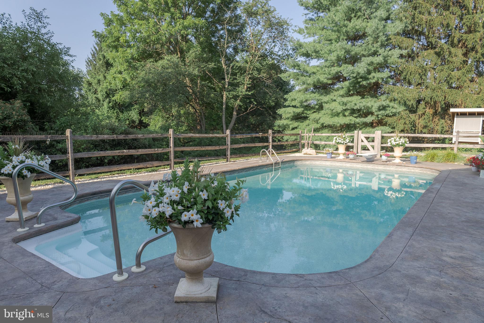 423 N GUERNSEY ROAD