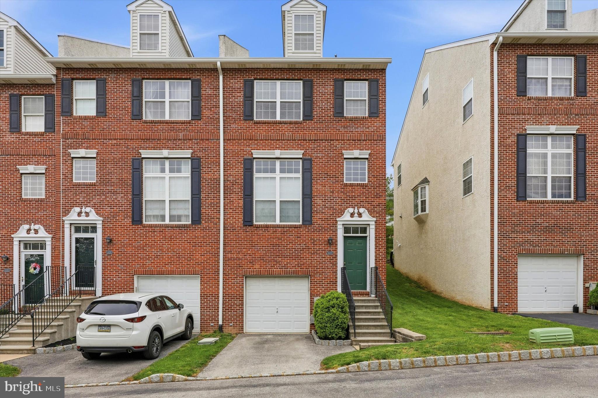 FREEDLEY SQUARE - Residential