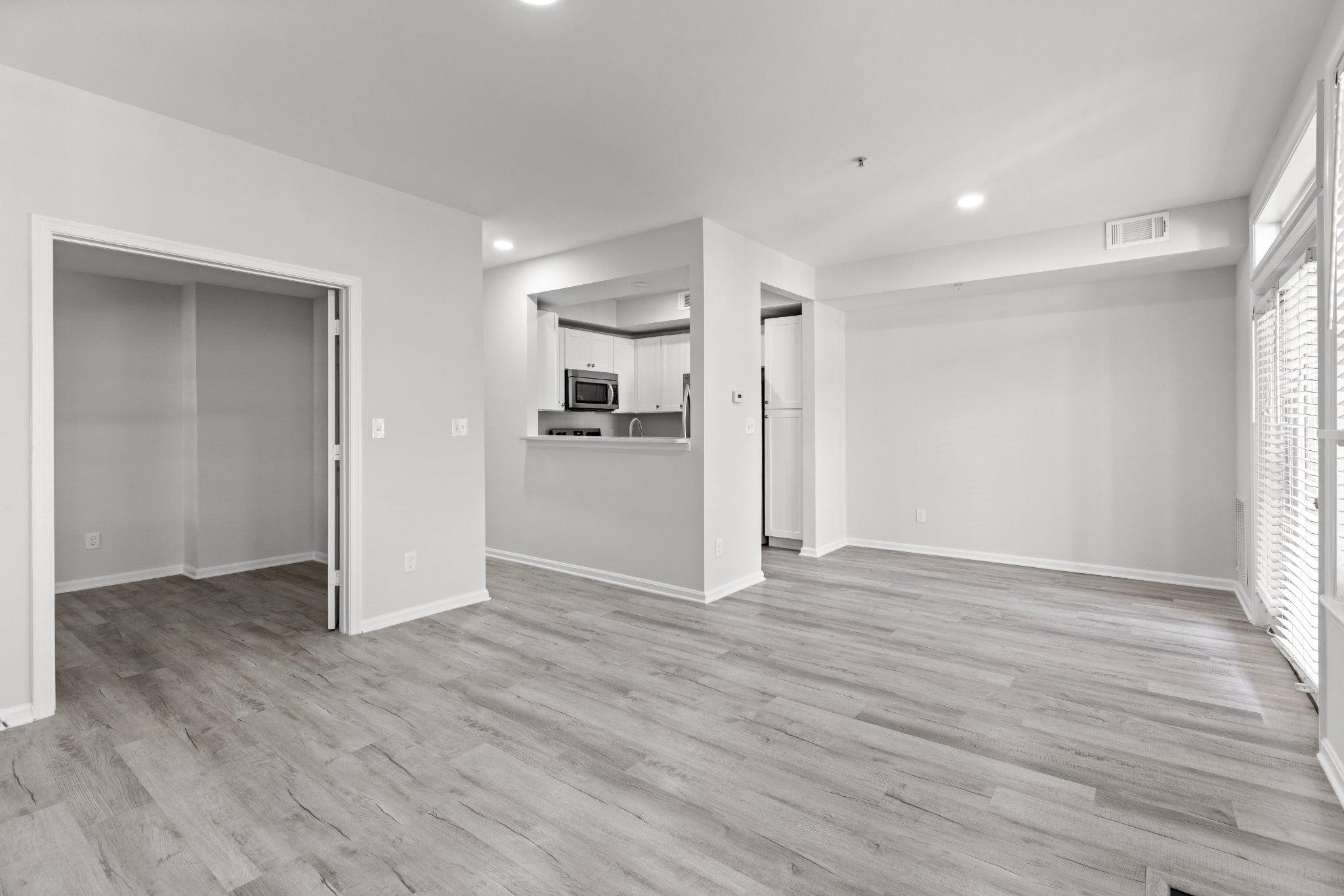 1318 GARDEN WALL CIRCLE 213