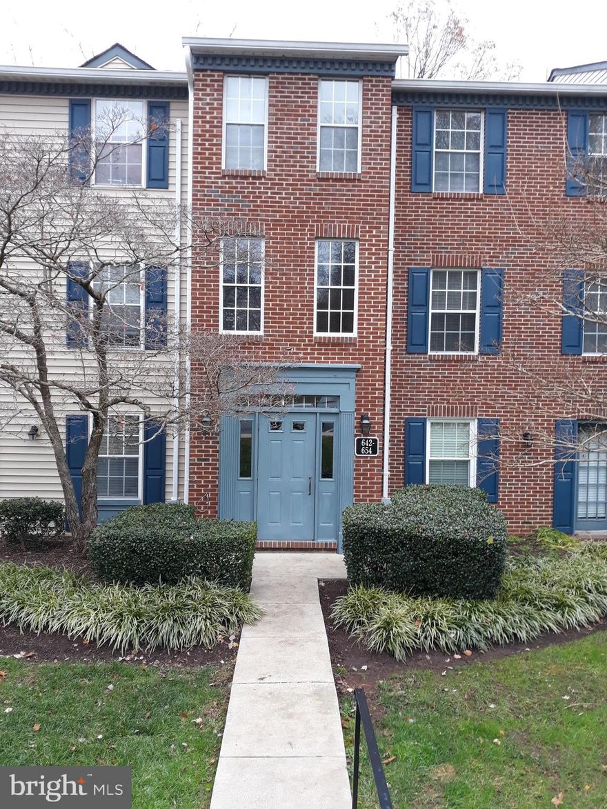 This two bedroom one bath unique 2-story condo is the only one under $300 K in the Broadneck Peninsula at this time. Great location of North Port which is well maintained. New vinyl siding and shutters have recently been applied to all the buildings. Large storage room for personal use is located in the basement of the building. All appliances convey.
Very convenient to Bay Hills Shopping Center, Rt. 50, Sandy Point State Park. There is also a new walking trail along College Parkway. GREAT LOCATION.
This condo will not last long on the market because of value and location !