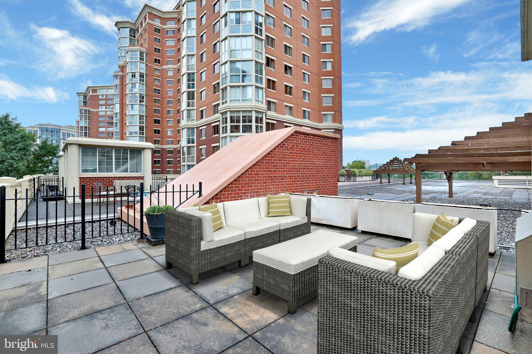 CARLYLE TOWERS CONDOMINIUM - Residential