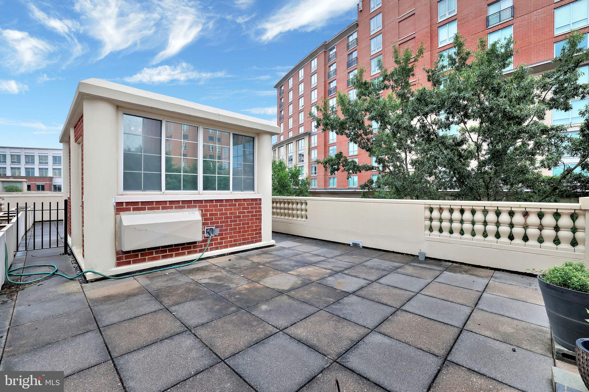 CARLYLE TOWERS CONDOMINIUM - Residential