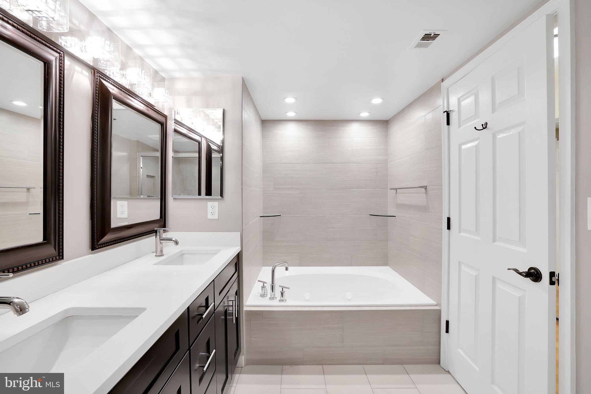 CARLYLE TOWERS CONDOMINIUM - Residential