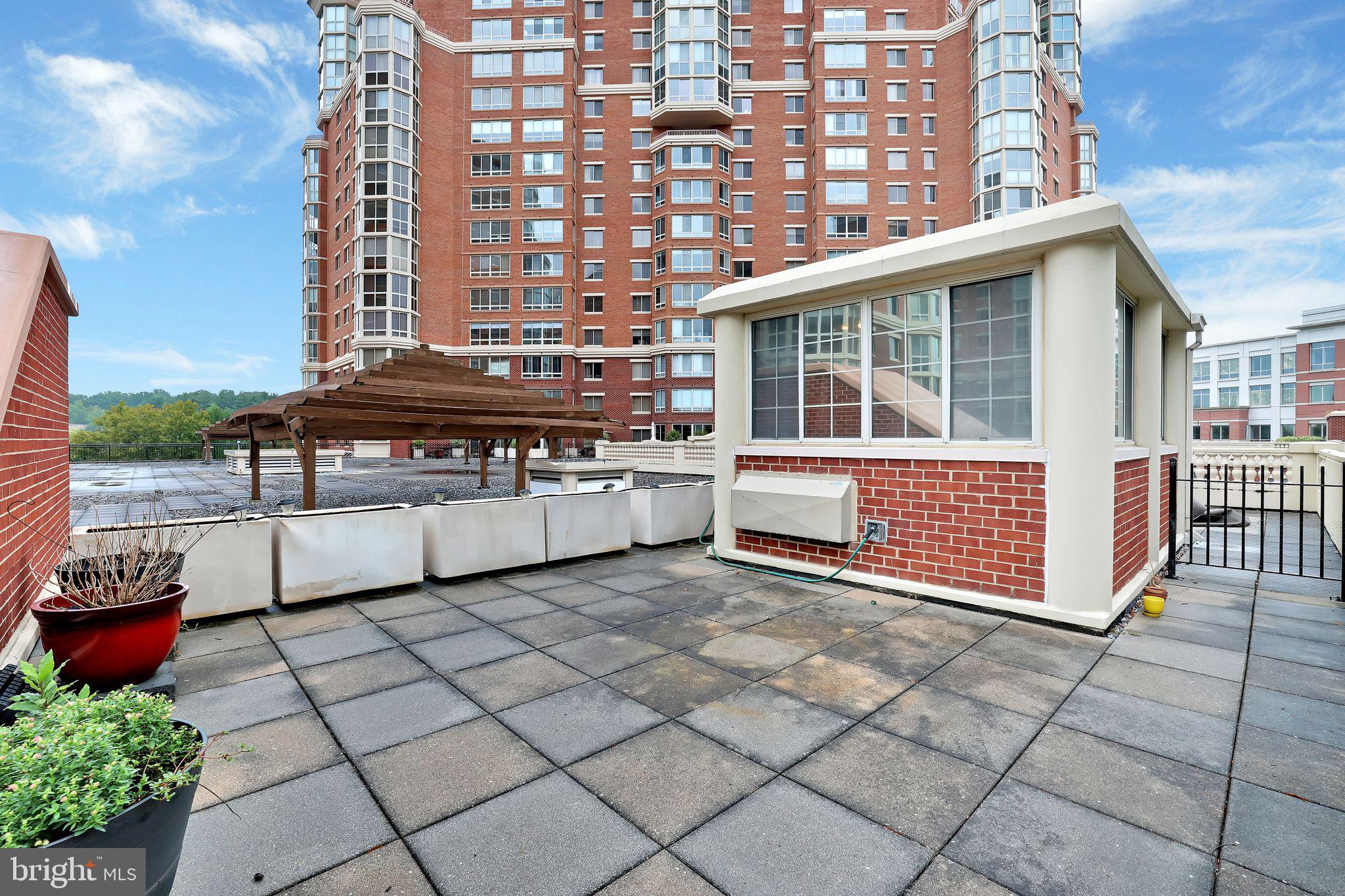 CARLYLE TOWERS CONDOMINIUM - Residential