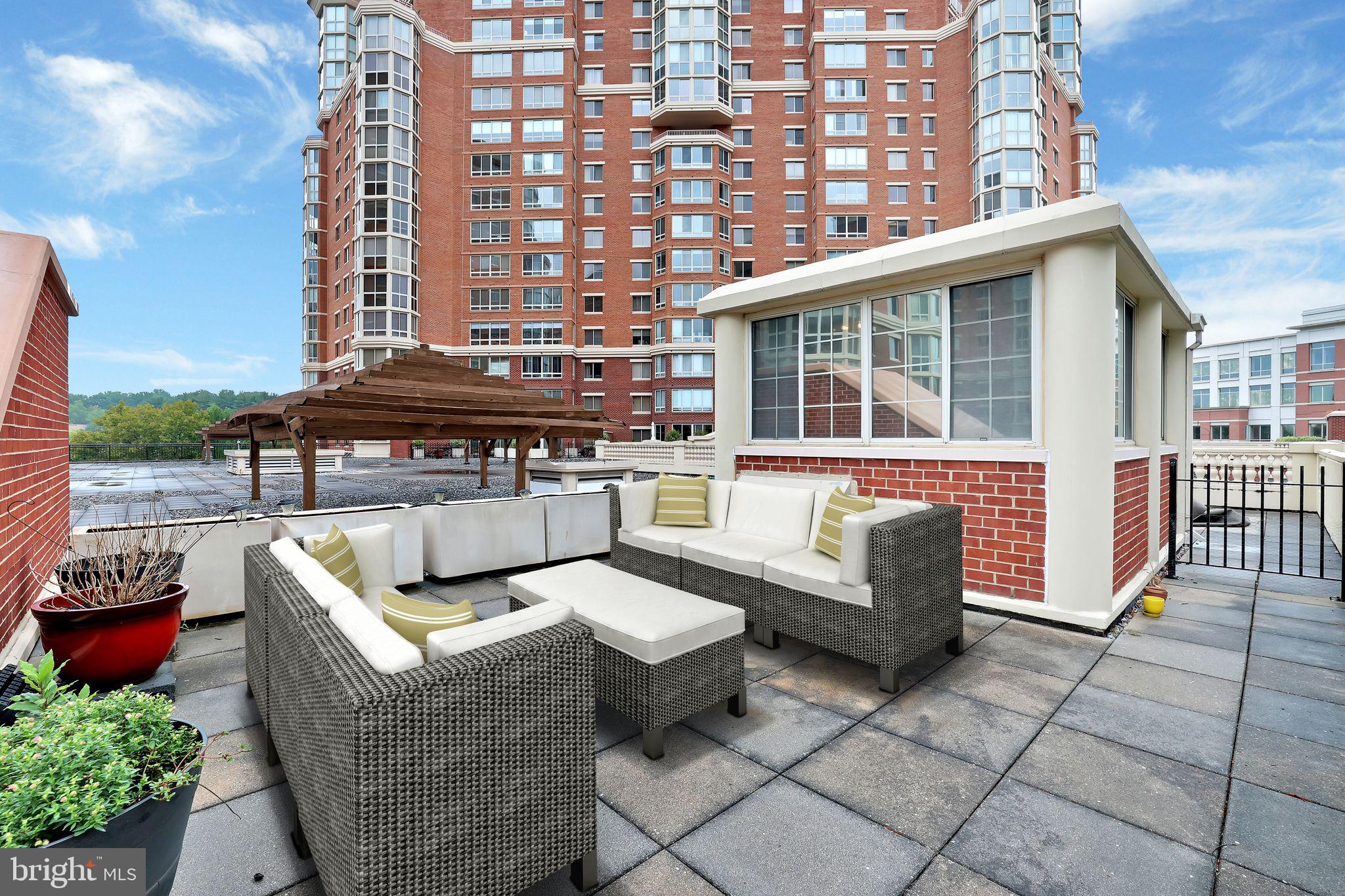 CARLYLE TOWERS CONDOMINIUM - Residential