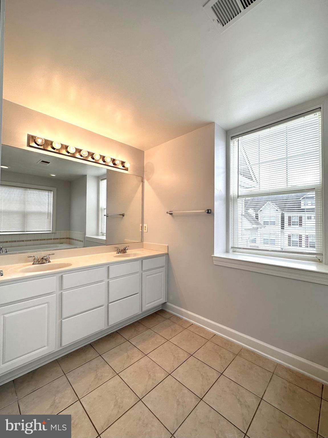 BLOOMS MILL - Residential Lease