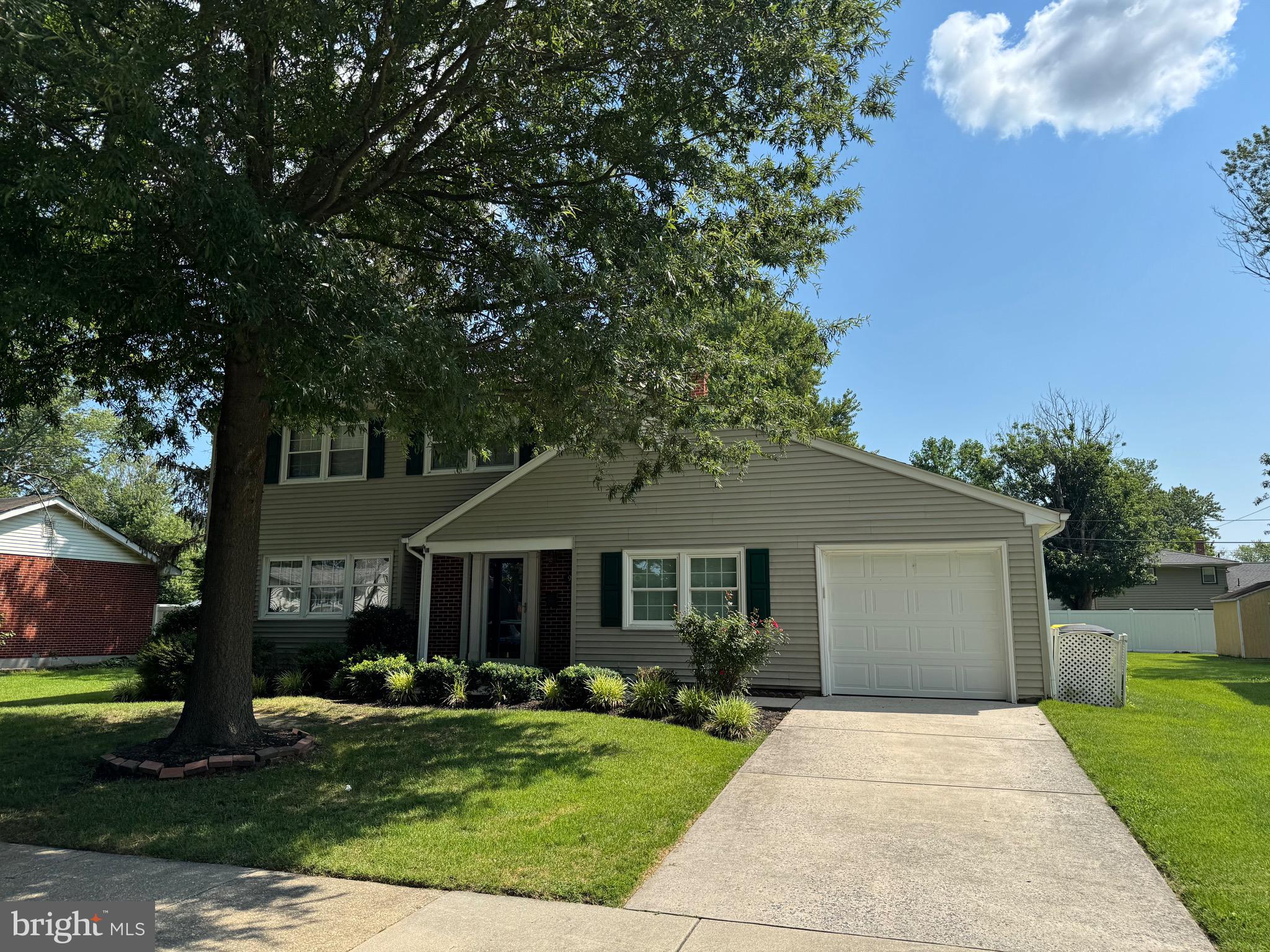 911 WOODCREST DRIVE