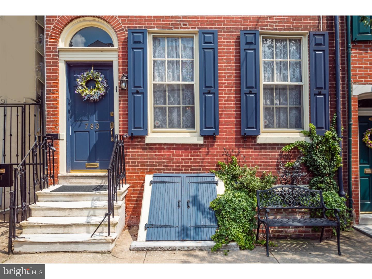 QUEEN VILLAGE - Residential