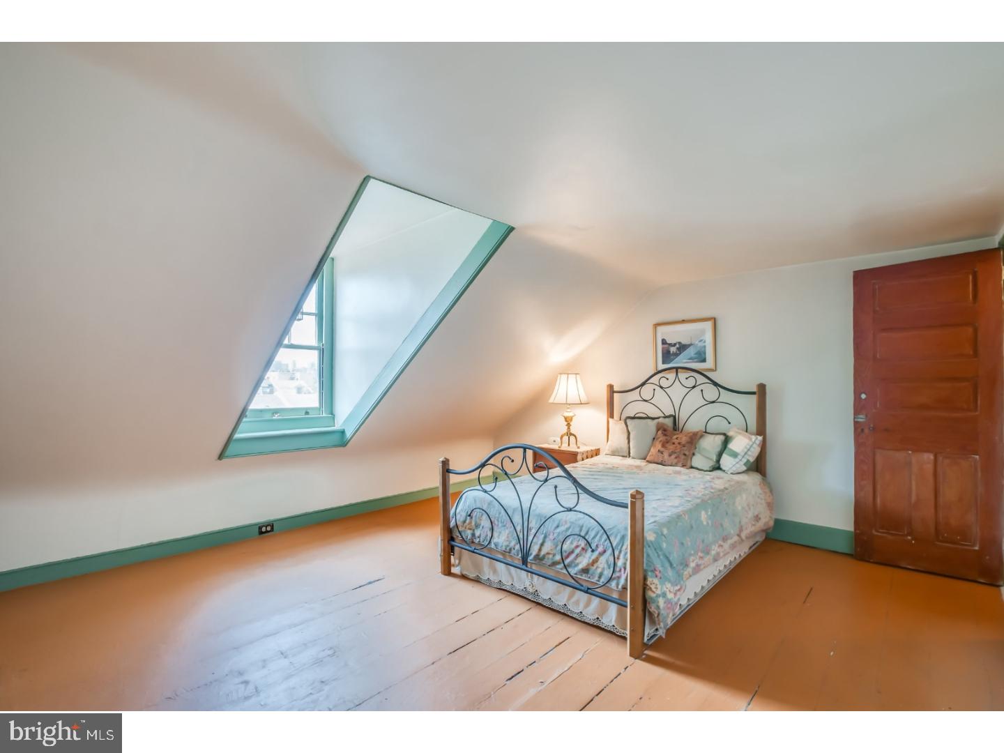 QUEEN VILLAGE - Residential