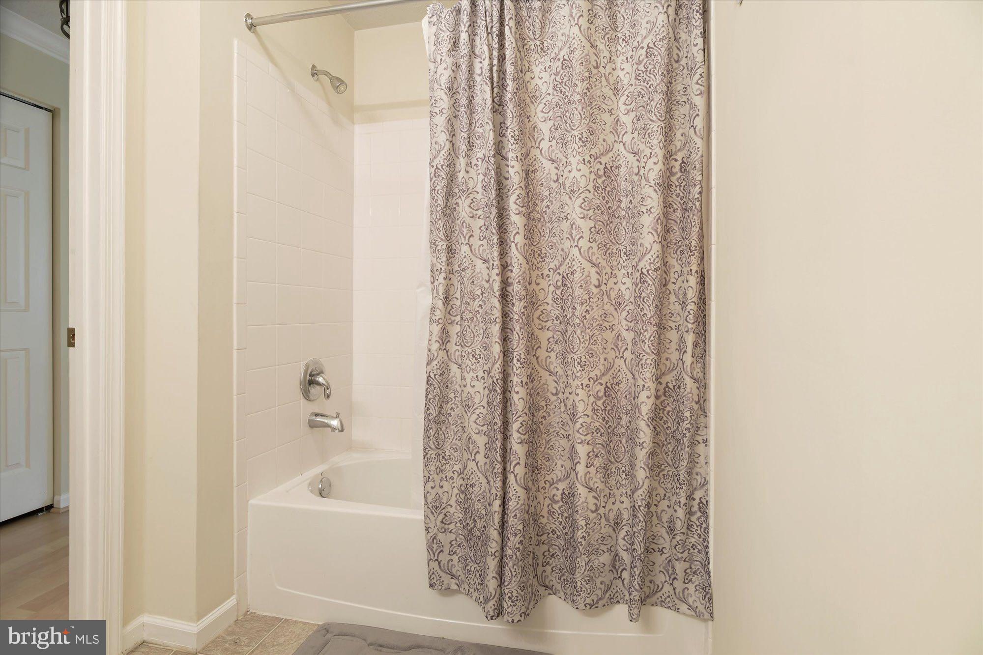 SILVER LAKE - Residential