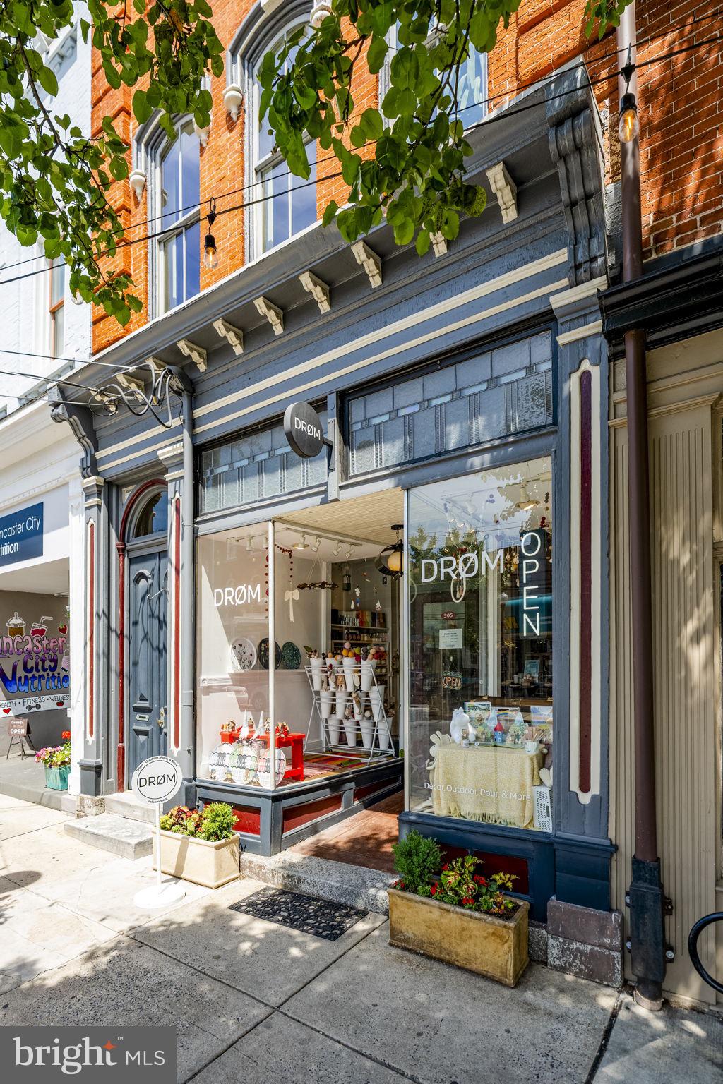 305 N QUEEN STREET