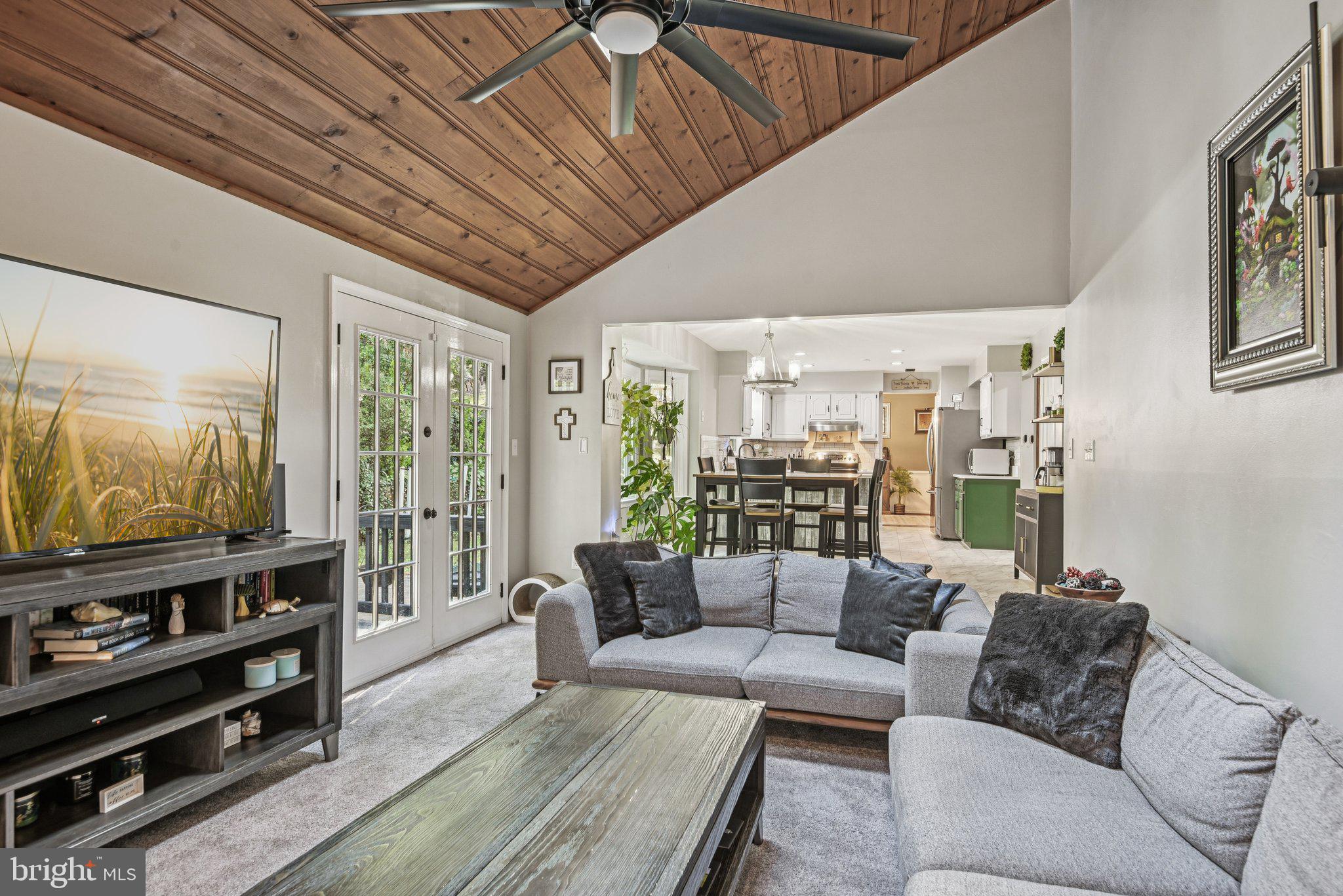 1123 COLUMBUS DRIVE