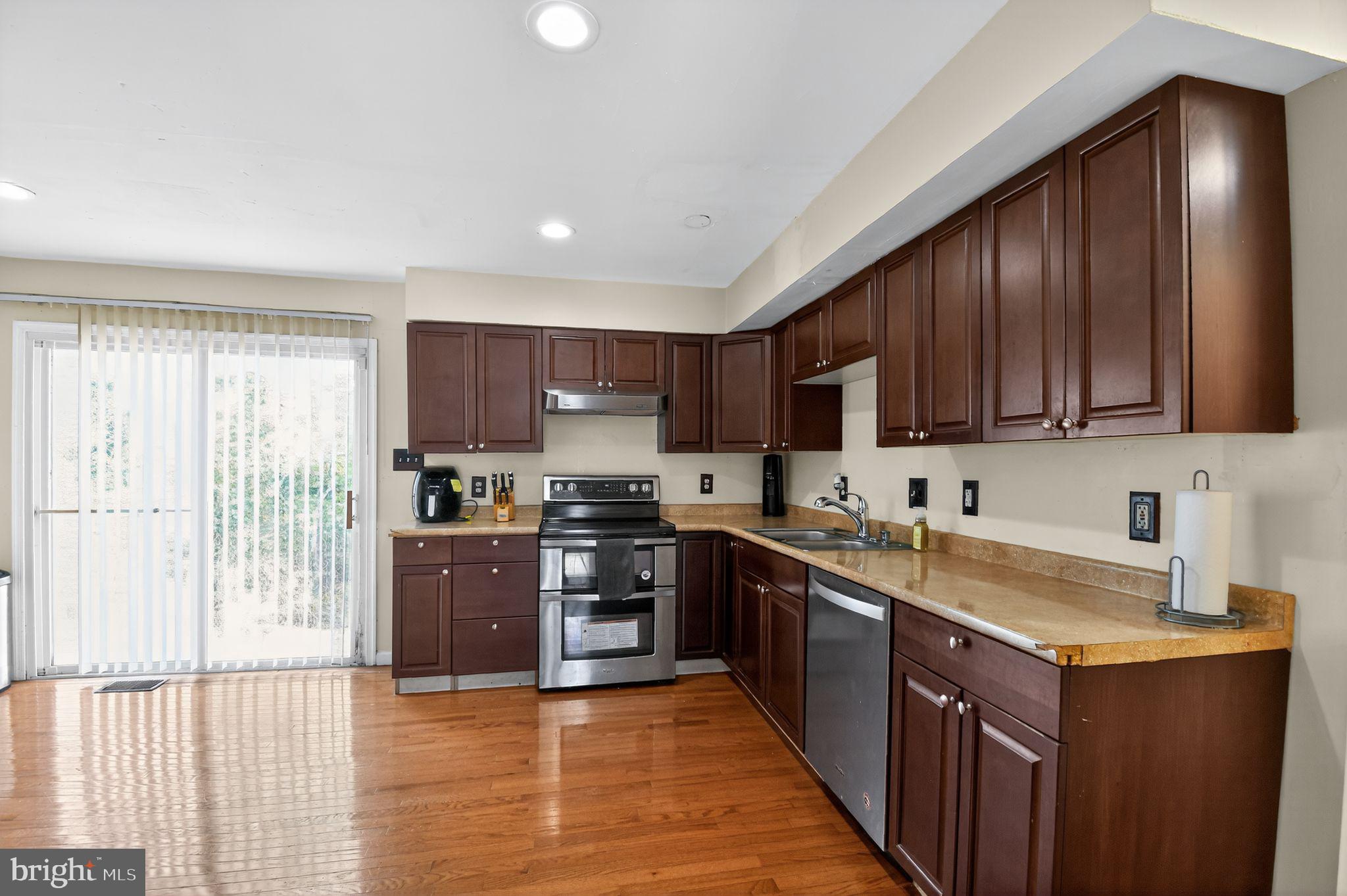 16504 VILLAGE DRIVE W