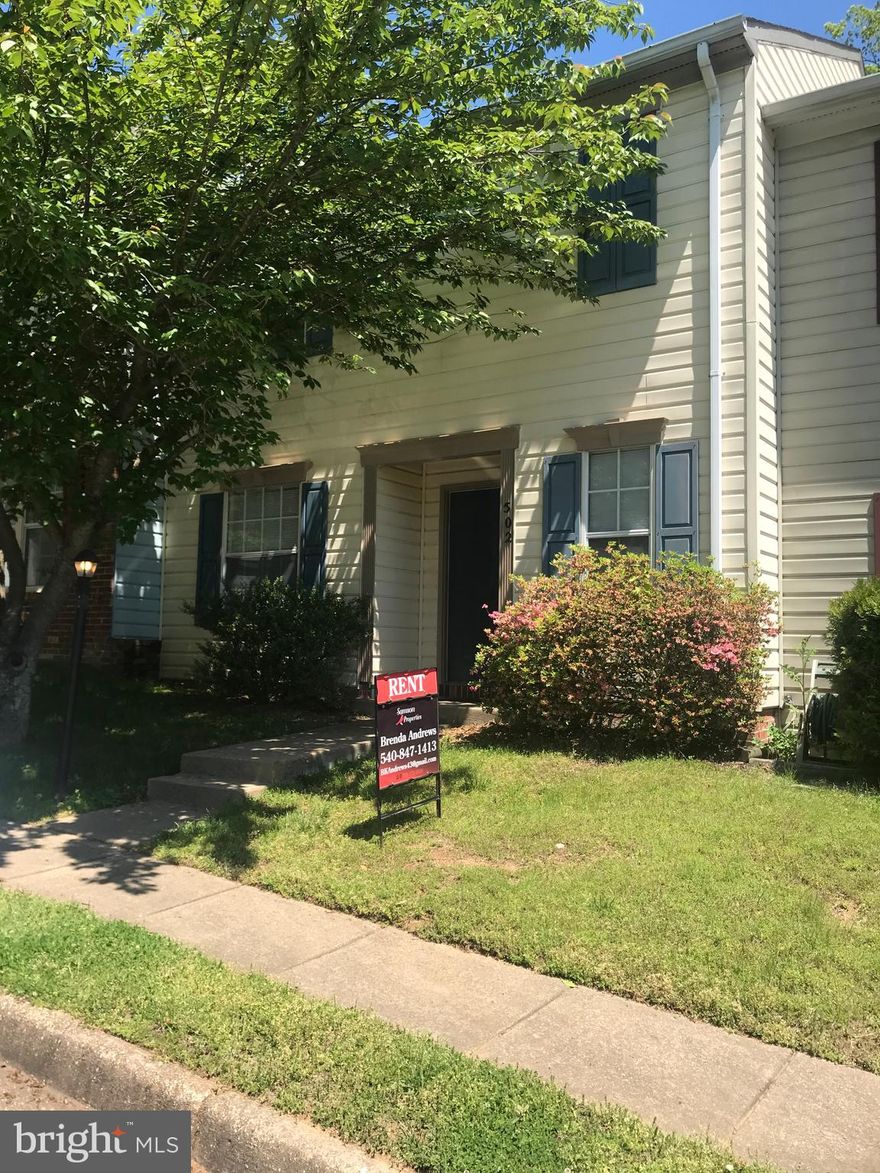 24 HOUR NOTICE REQUIRED TO  VIEW PROPERTY  EVERY ONE MUST WEAR GLOVES AND MASK Great 2 level town home ** tiled entrance foyer   1/2 bath and dinning room off  entrance foyer**  *Turned stairs leading to upper area **3 bedrooms  2 1/2 baths *master bedroom has   Cathedral ceiling , walk in closet and bath**living room with Fireplace** separate dining room  can be entered from foyer and the kitchen** galley kitchen with breakfast area**kitchen has nice pantry **Kitchen is open to living room with a half wall over the kitchen sink  ** allowing you to be part of the  family in  the Living room ** Laundry off breakfast area**sliding glass doors to back yard**fenced  backed yard  that backs to trees **  Private back yard with storage shed is attached to the house , and has patio  Walk way and  nice flowers  No need to get onto 610 for your  commute north.  Close to Quantico base