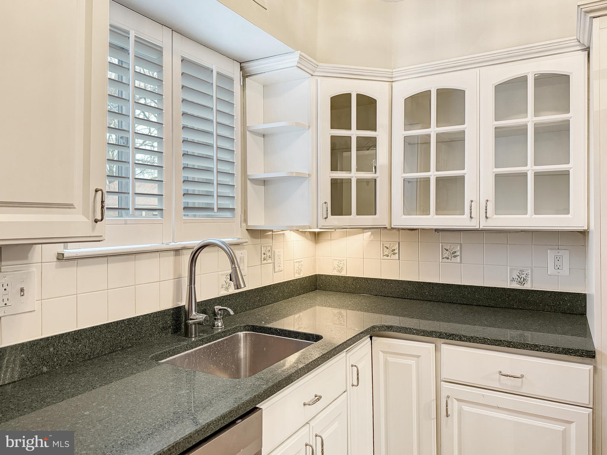 CAMELBACK VILLAGE - Residential