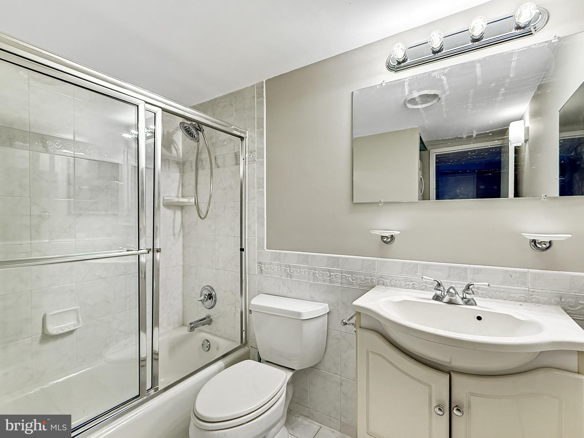 CAMELBACK VILLAGE - Residential