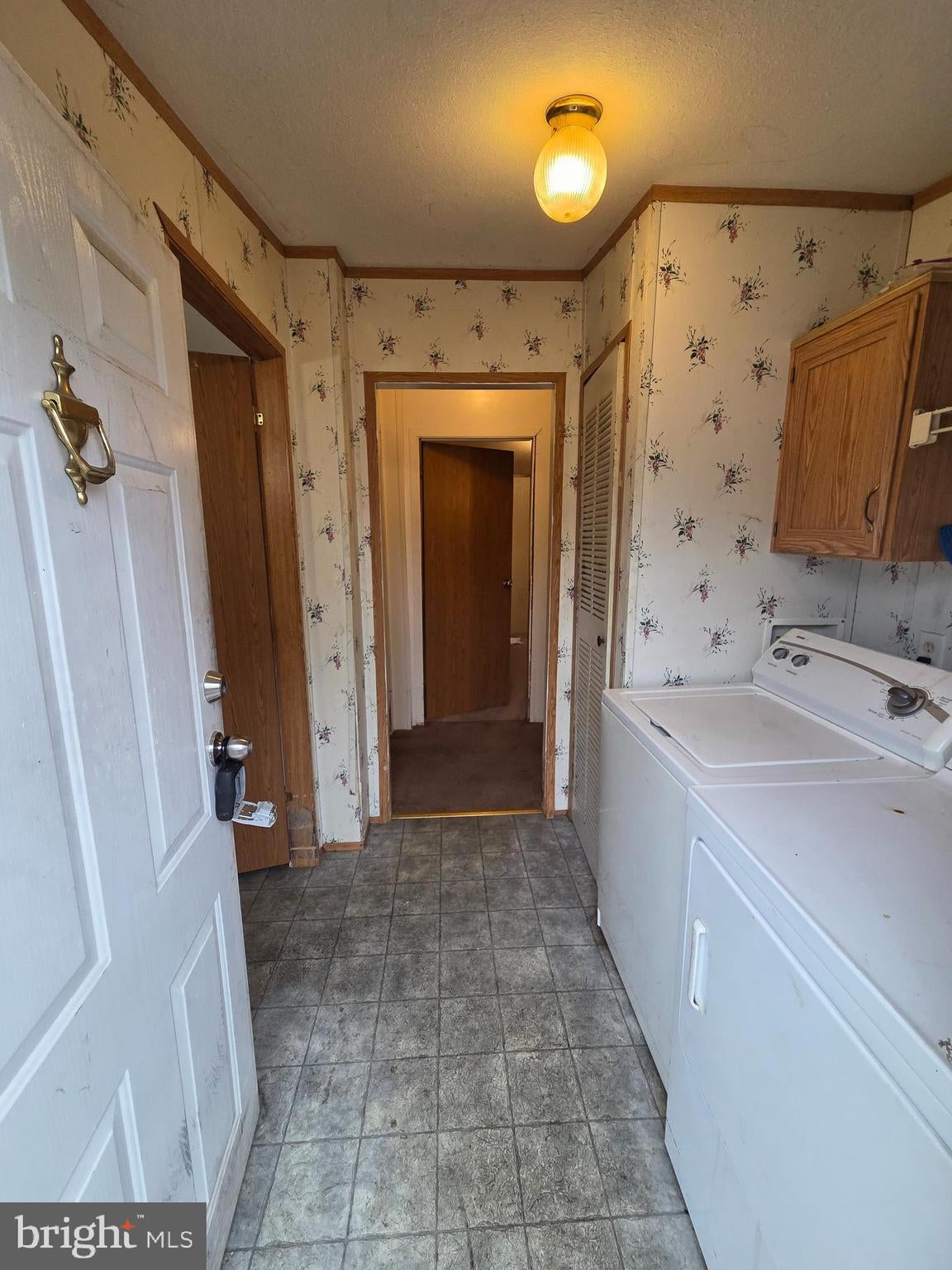 8 EAST CIRCLE DRIVE