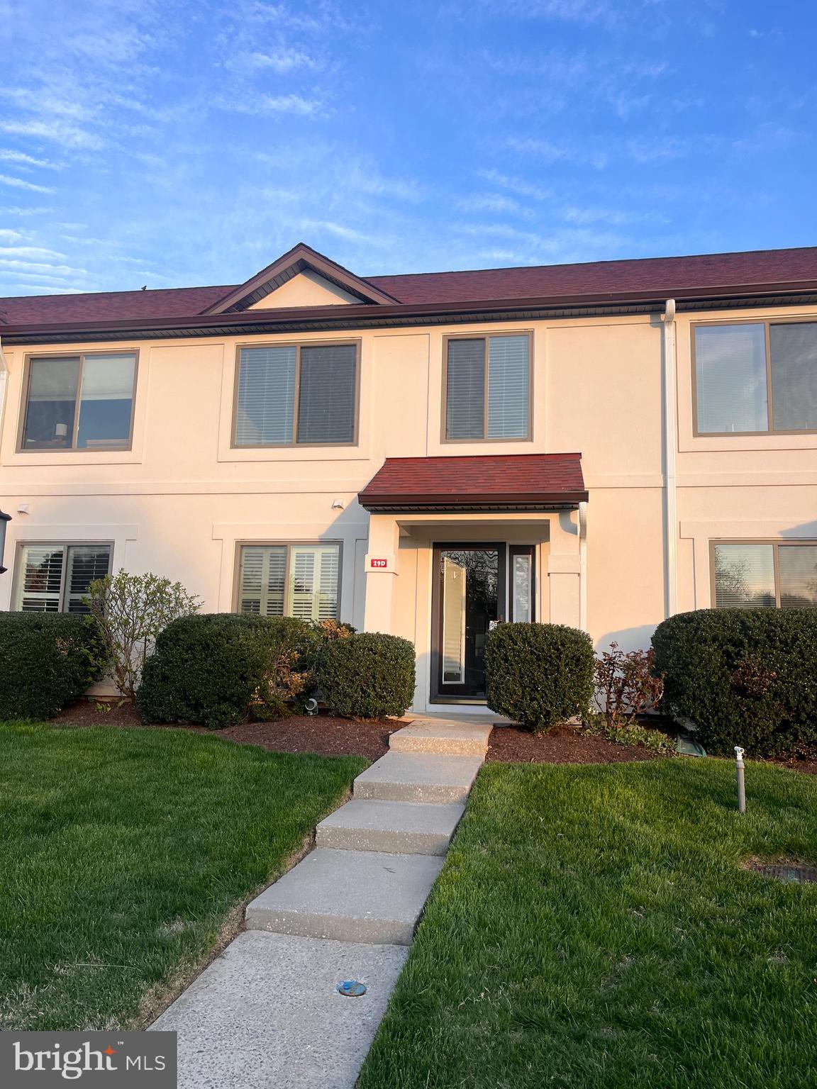Wonderful Queens Landing on Kent Island! Totally updated kitchen area with center island and bar stools! *Hardwood floors on main living area! Enclosed sun-room with beautiful views of the lake. Spacious living room with fireplace and built in book cases. Kitchen with Breakfast Bar. Main Bedroom, with Main Bath, also over looks the lake. *This town home is a must see in Queens Landing* Community offers Club House, Pool, Walking Trails, Shopping, Restaurants. Easy access to Castle Marina!